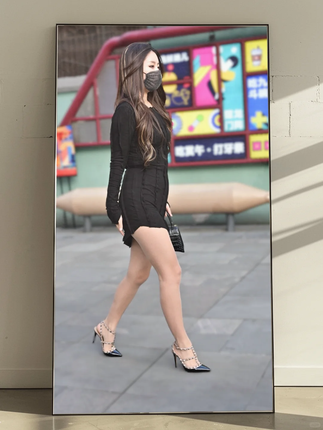 黑裙真的显气质！我爱搭丝袜