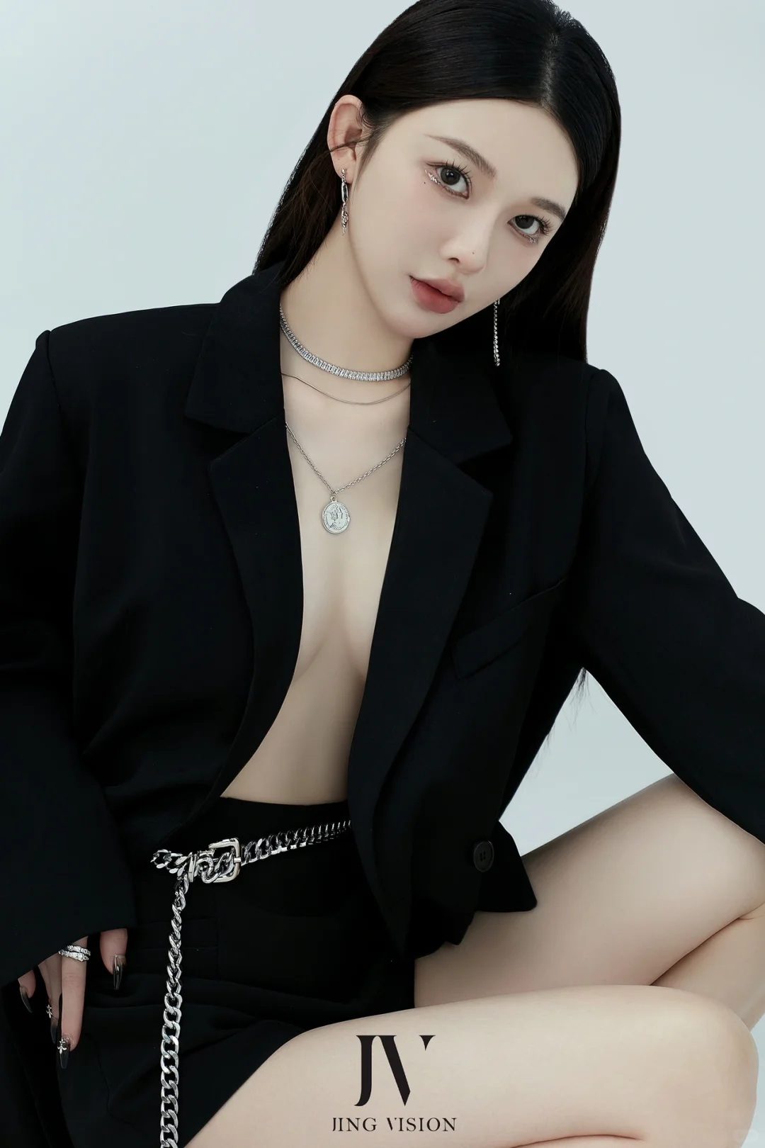 人间辣妹💋女人味爆棚的性感光影黑西装写真