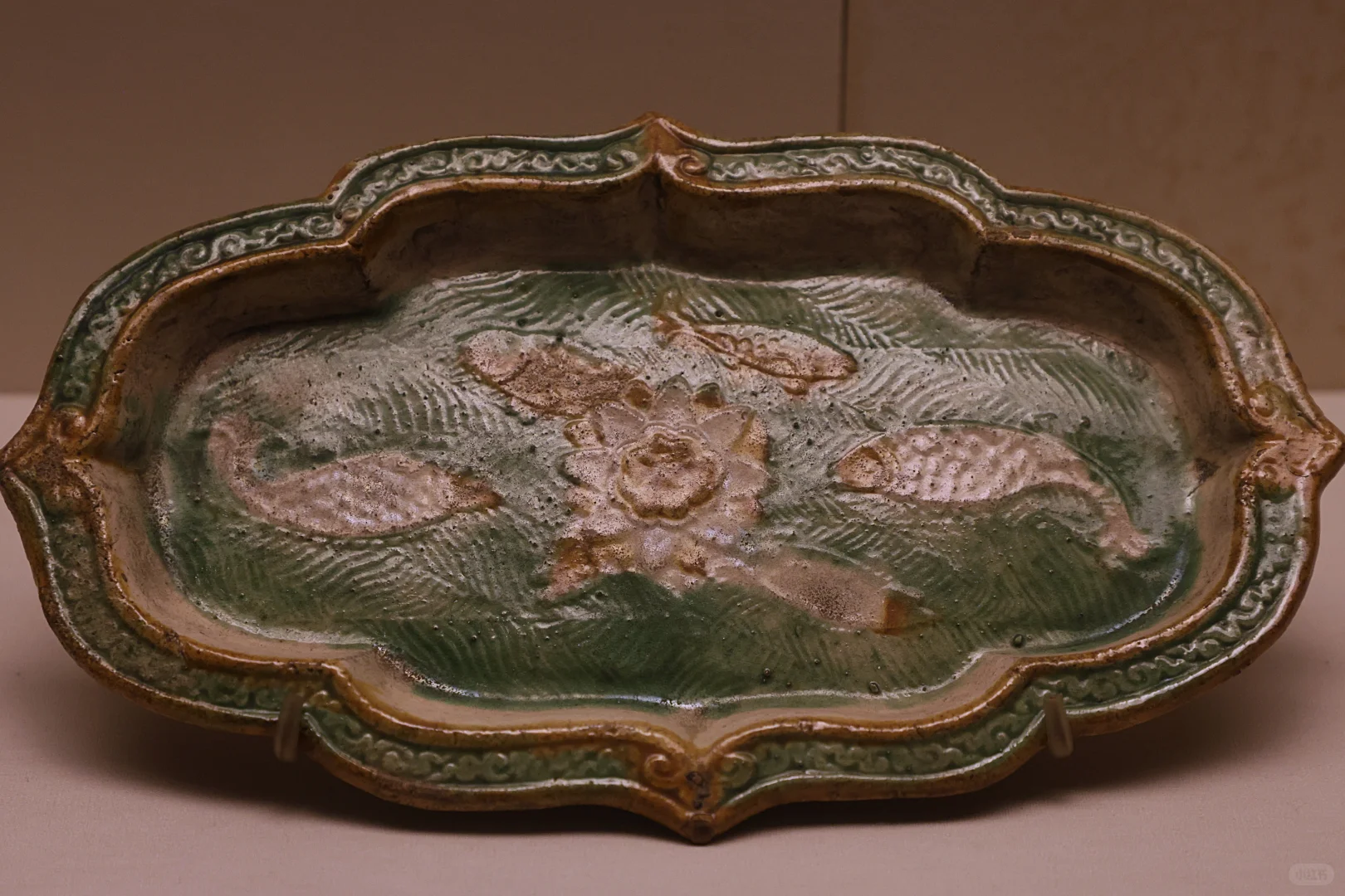 三彩釉印花游鱼海棠式长盘 辽