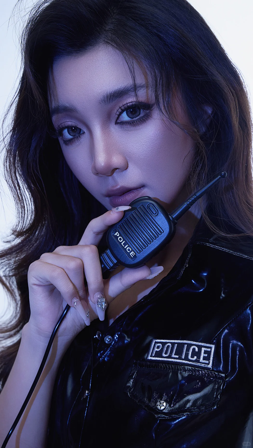 🔥当辣妹穿上警徽！冷调光影大片帅到犯规～