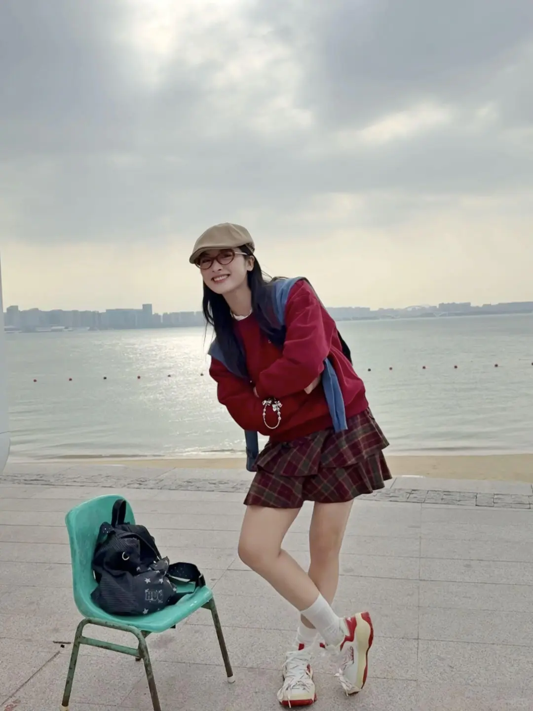 沈月海边冬日穿搭，红色系太有节日感啦~