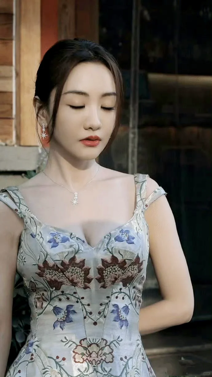 杨蓉：天使面孔➕魔鬼身材😍