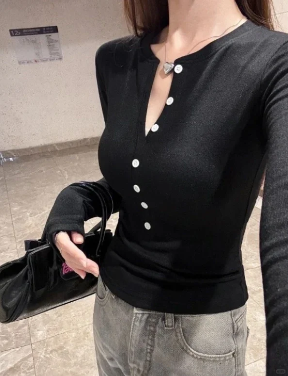 救命🆘！这件半开领T恤也太纯欲了吧💕