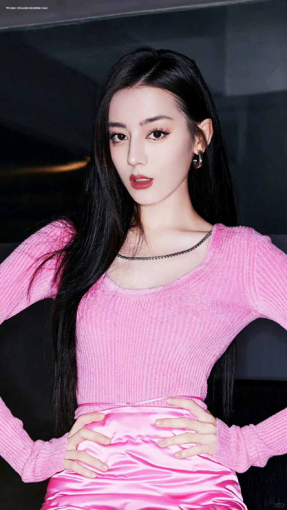 迪丽热巴 粉色辣妹装凹凸好身材