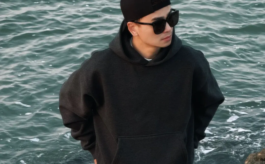 谁说海边穿深色不吸睛？氛围感王者！