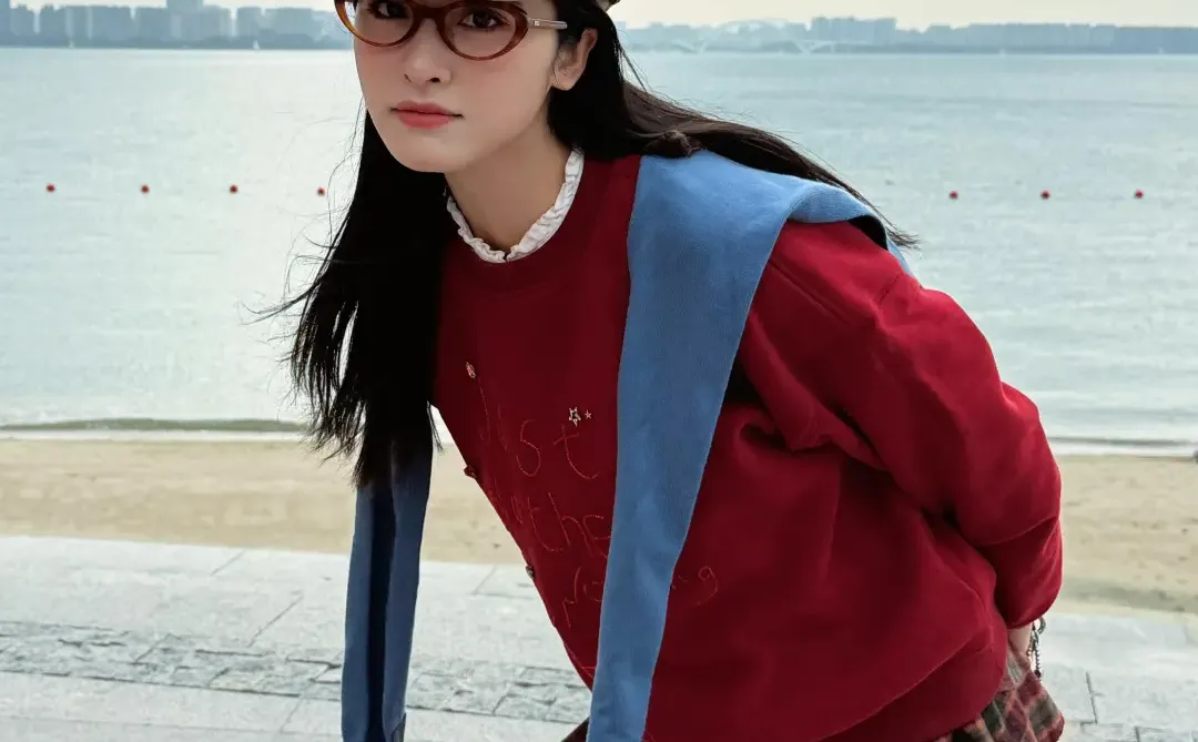 沈月海边冬日穿搭，红色系太有节日感啦~