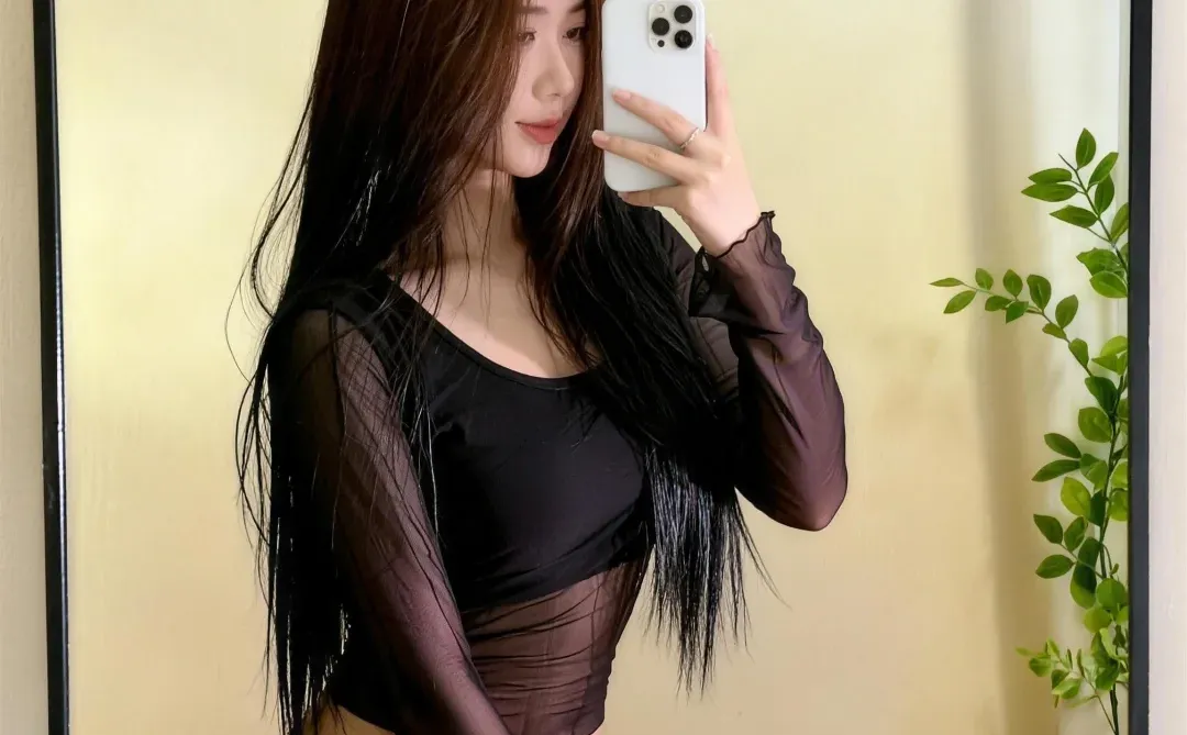 辣妹穿搭焊在身上！黑纱+红皮裙绝了