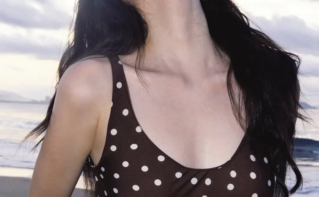 欧阳娜娜海边泳衣写真壁纸