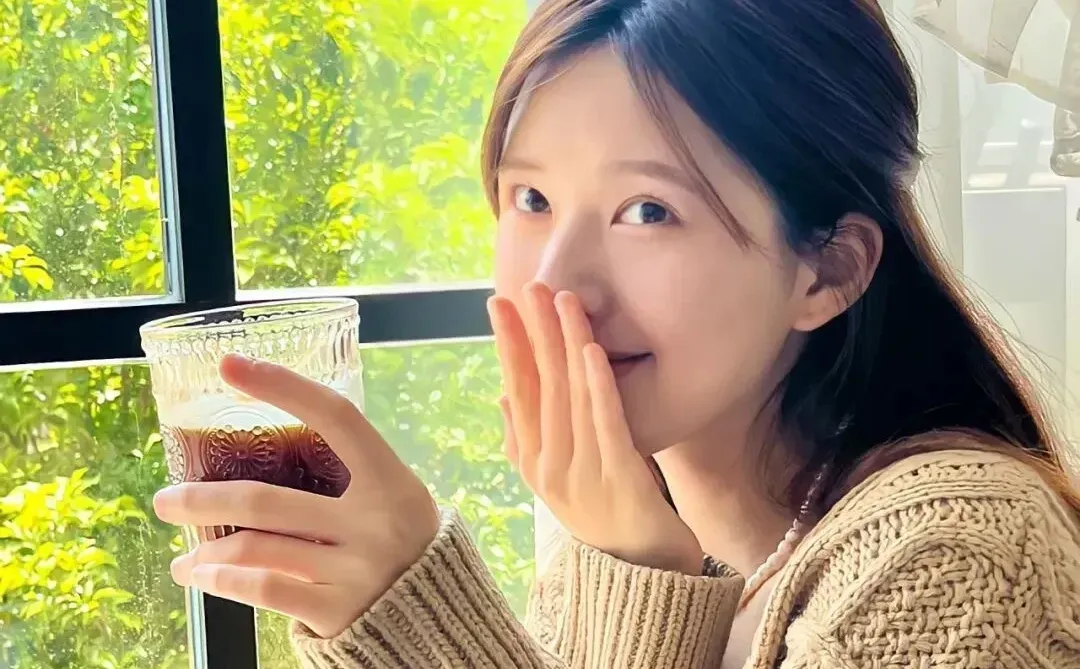 𝗦𝗛𝗔𝗥𝗘 全屏壁纸| 宝藏女孩赵露思