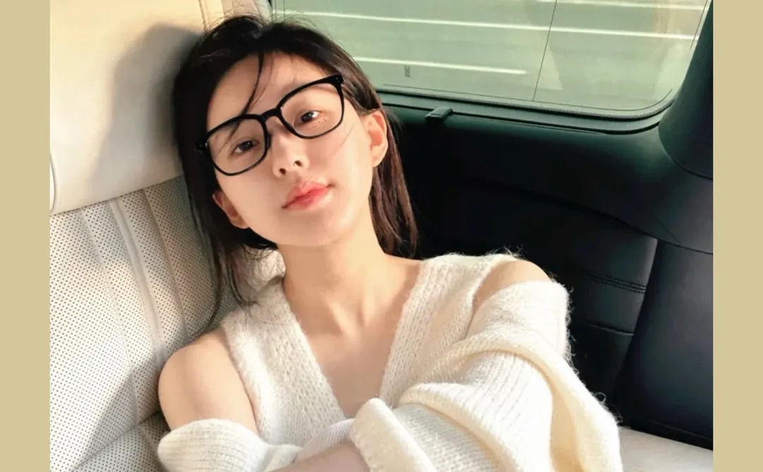 美院学生｜顶美甜菜的纯欲车内拍照