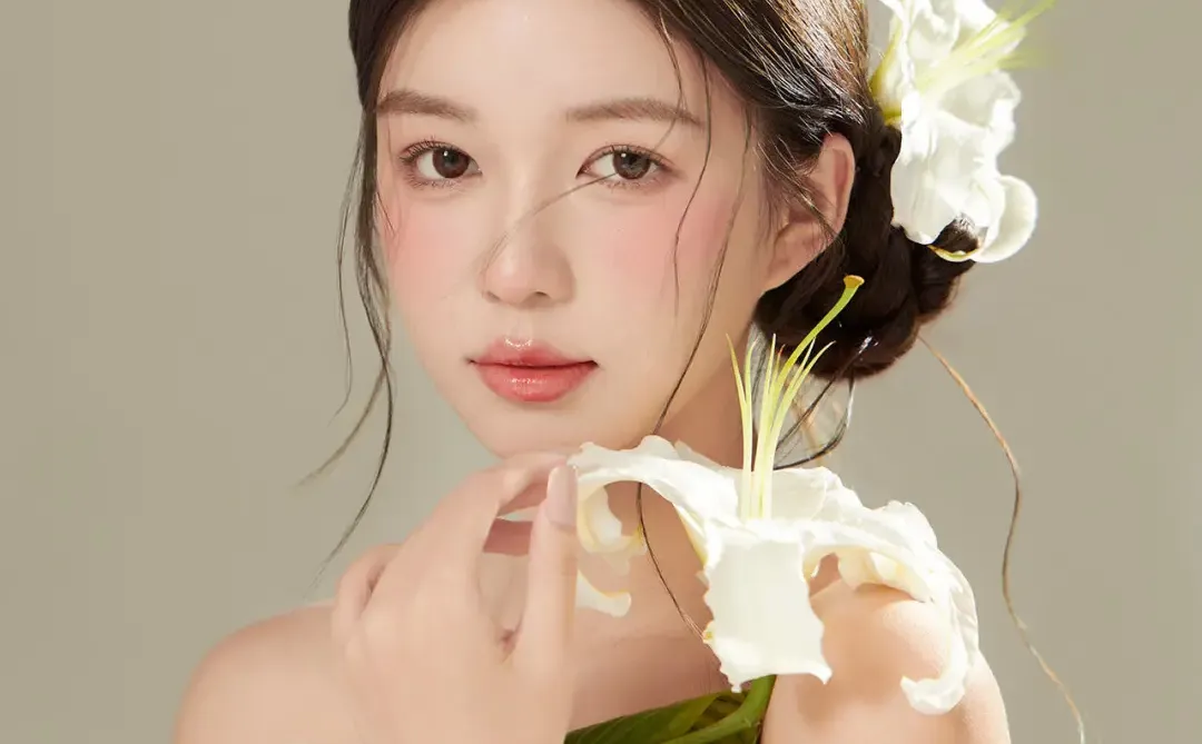 花与少女肖像｜纯欲感藏在眉眼间