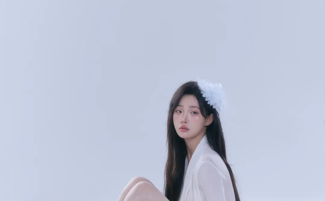 高级的纯欲，是眼神里的天真和细节处的性感