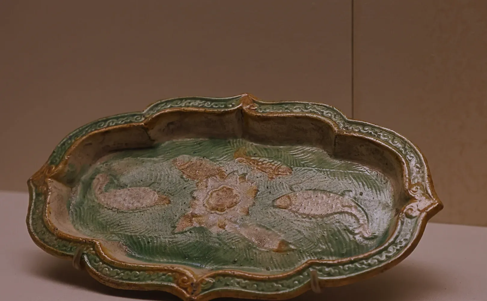 三彩釉印花游鱼海棠式长盘 辽