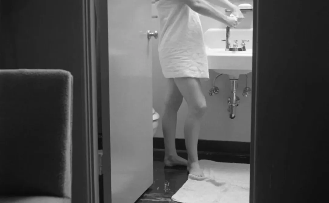1951年，玛丽莲梦露在浴室被抓拍！