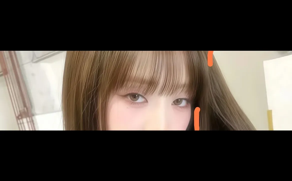 突然被她的眼神给吸引了👀