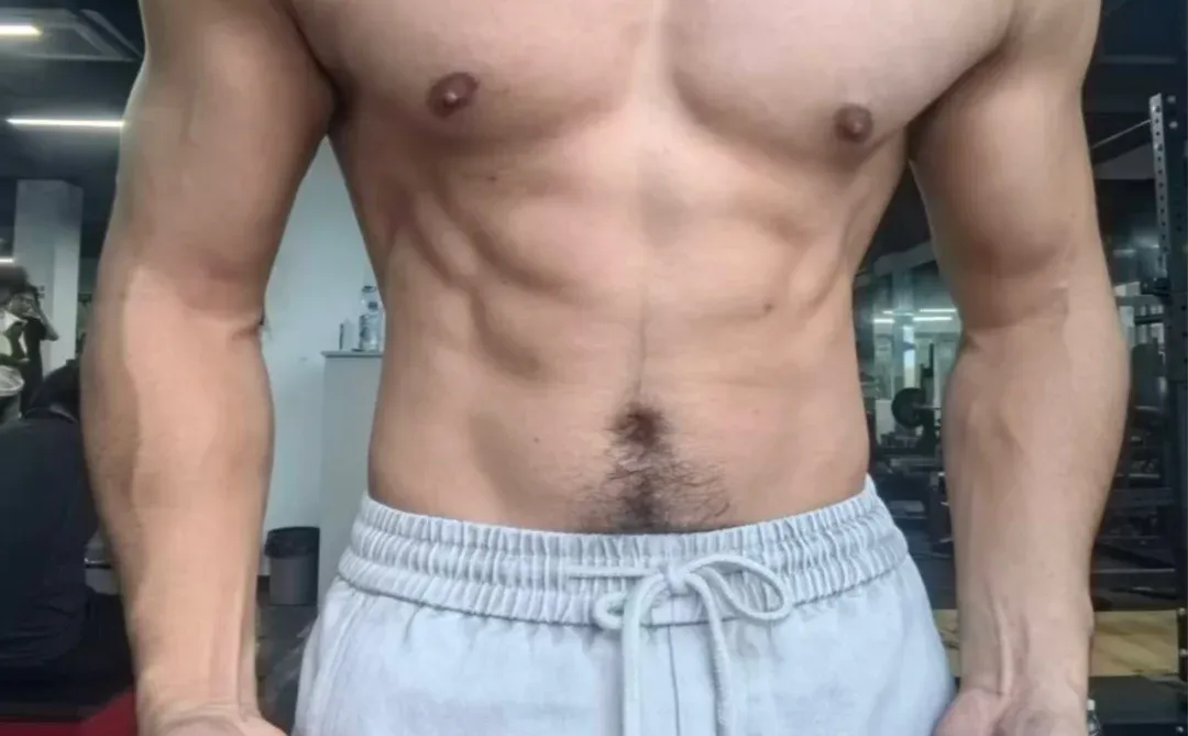 真想让你们摸摸我对象的胸肌