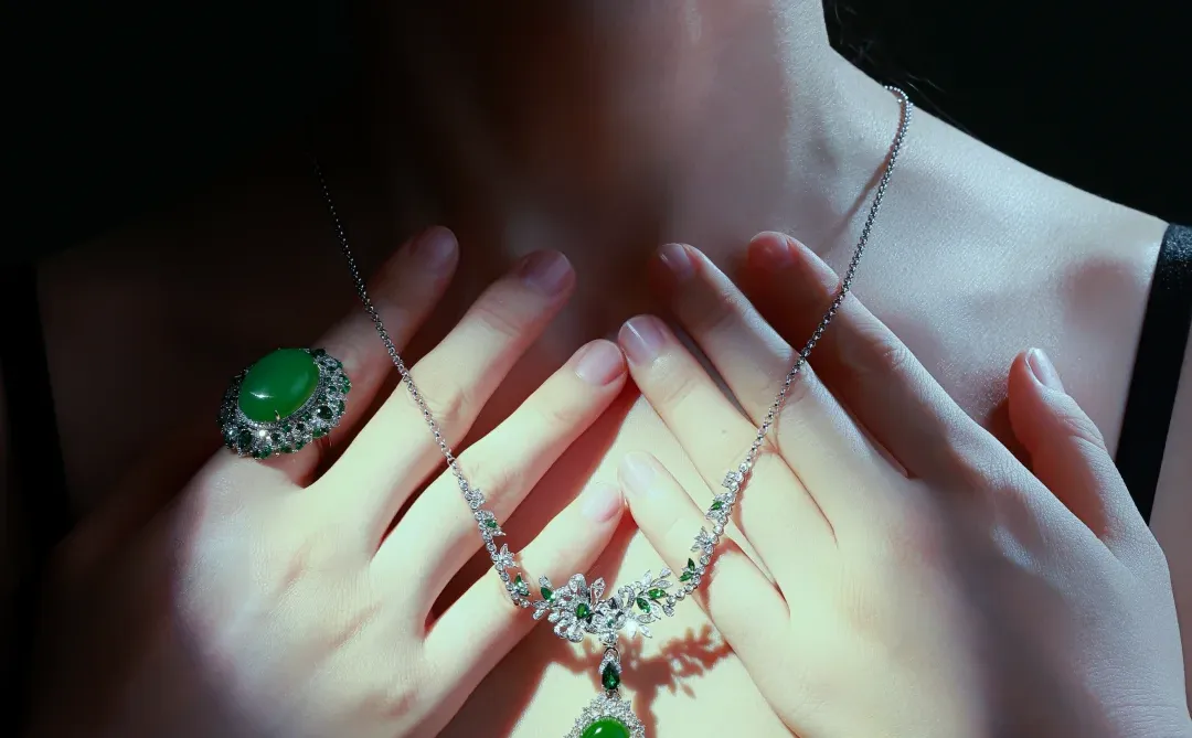 铠甲or软肋？5A高色苹果绿演绎「荆棘森林」