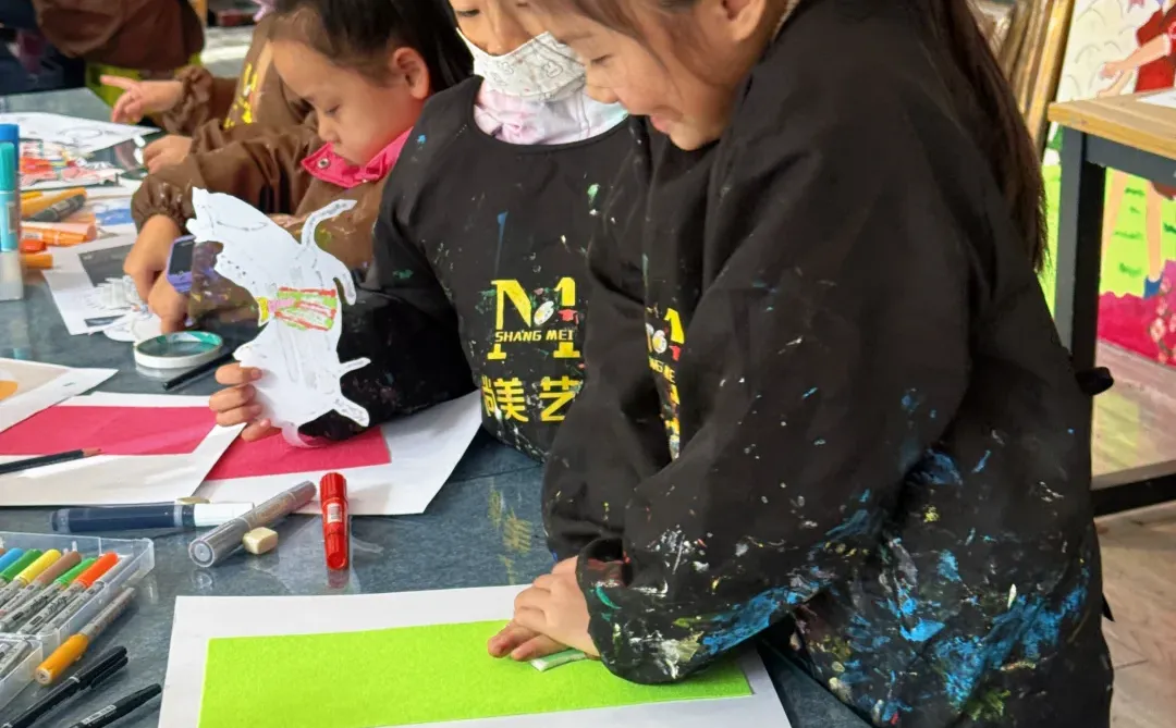 《唐马》（5-8岁）拼贴、吹塑纸版画