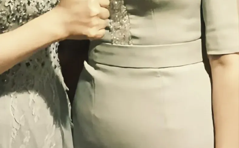 妈咪微微隆起的小腹