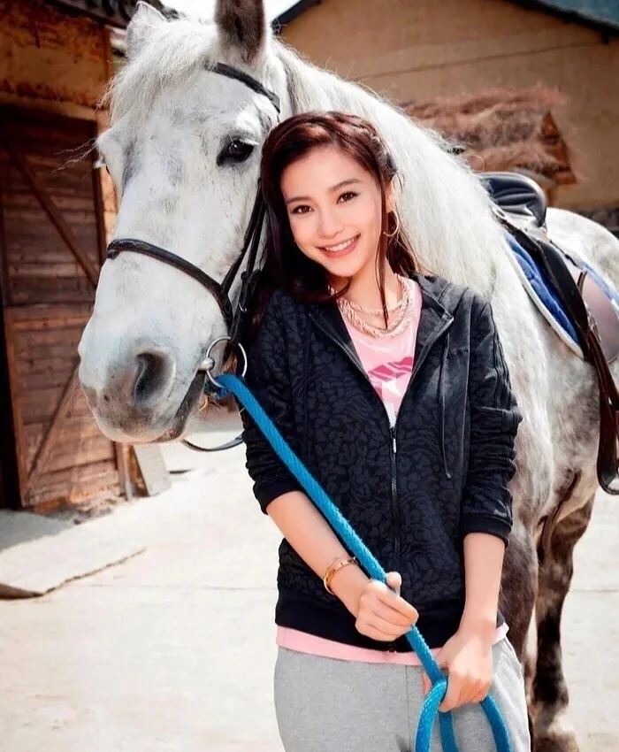 从CG游戏里走出来的女生 嫩模时期太美了