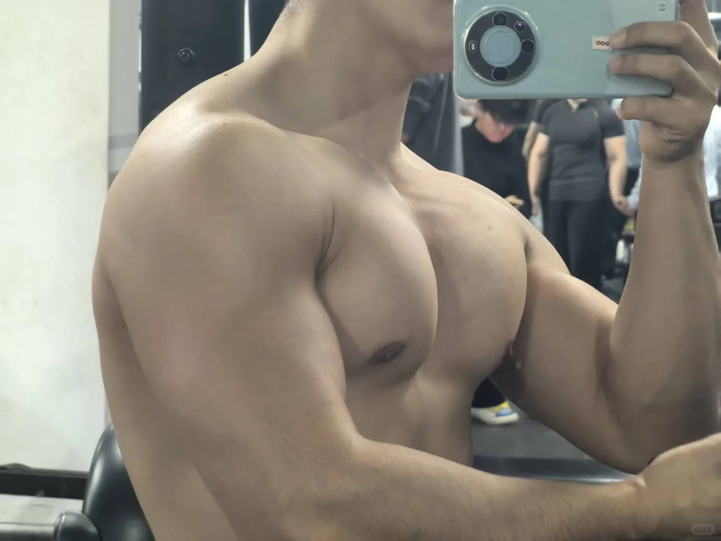 真想让你们摸摸我对象的胸肌