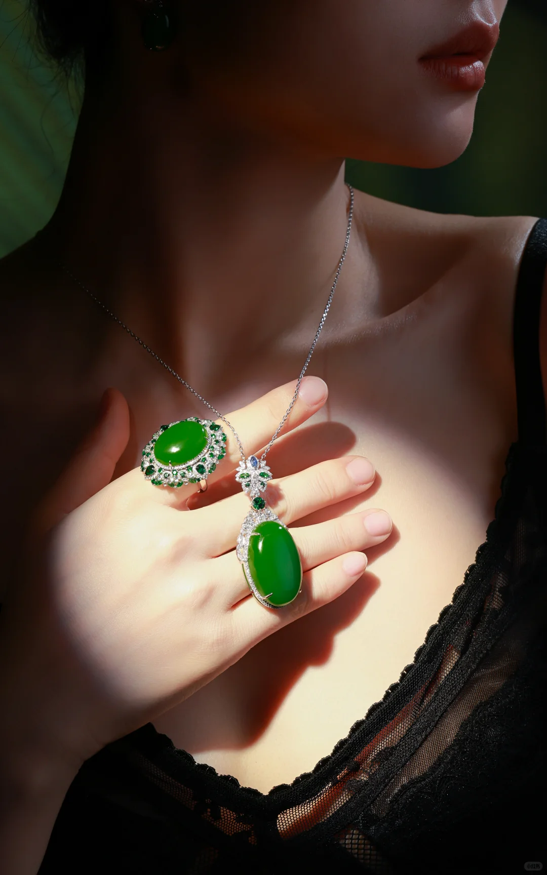 铠甲or软肋？5A高色苹果绿演绎「荆棘森林」