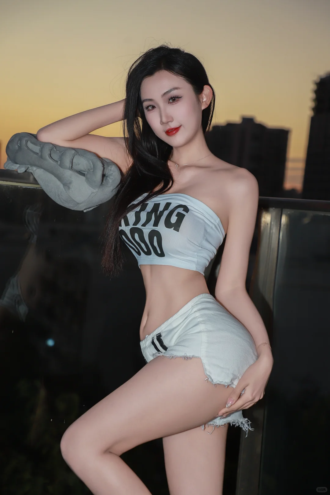 辣妹都给我去学这个姿势！📷