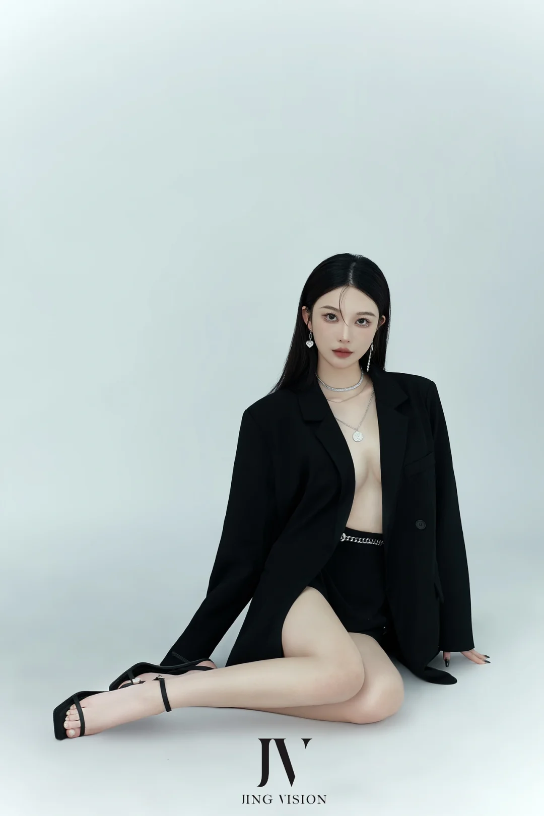 人间辣妹💋女人味爆棚的性感光影黑西装写真