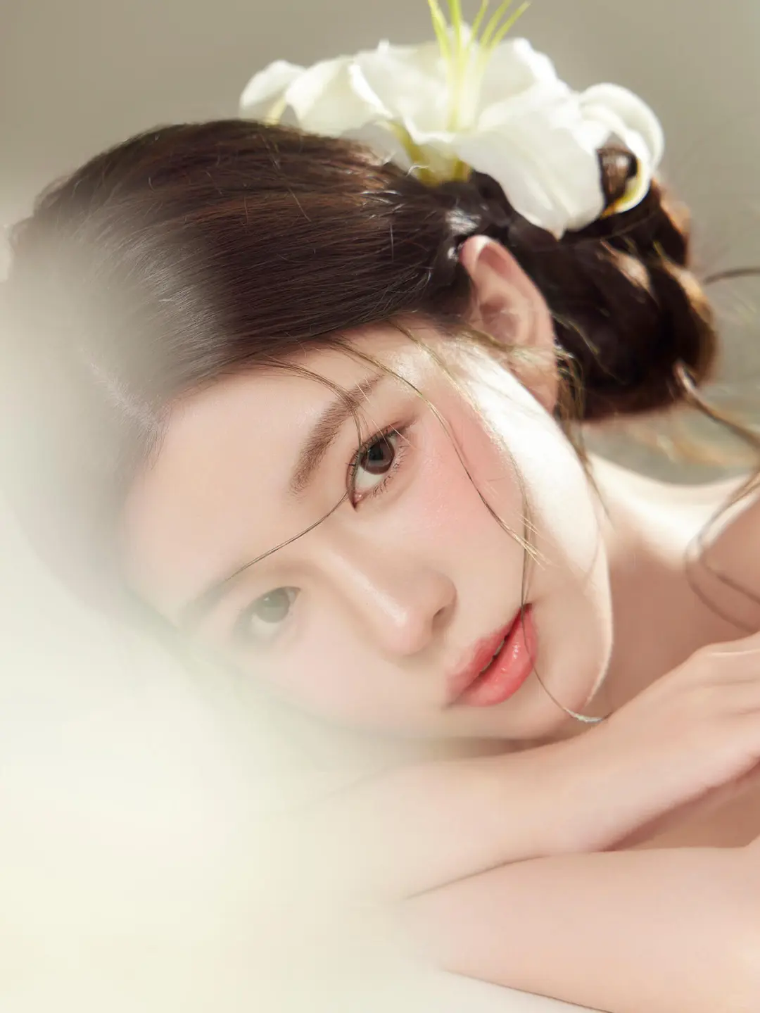 花与少女肖像｜纯欲感藏在眉眼间