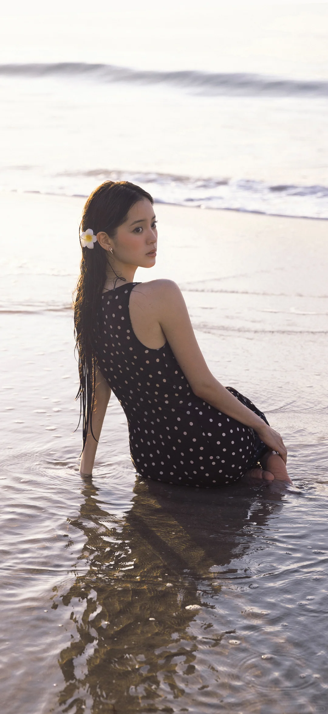 欧阳娜娜海边泳衣写真壁纸