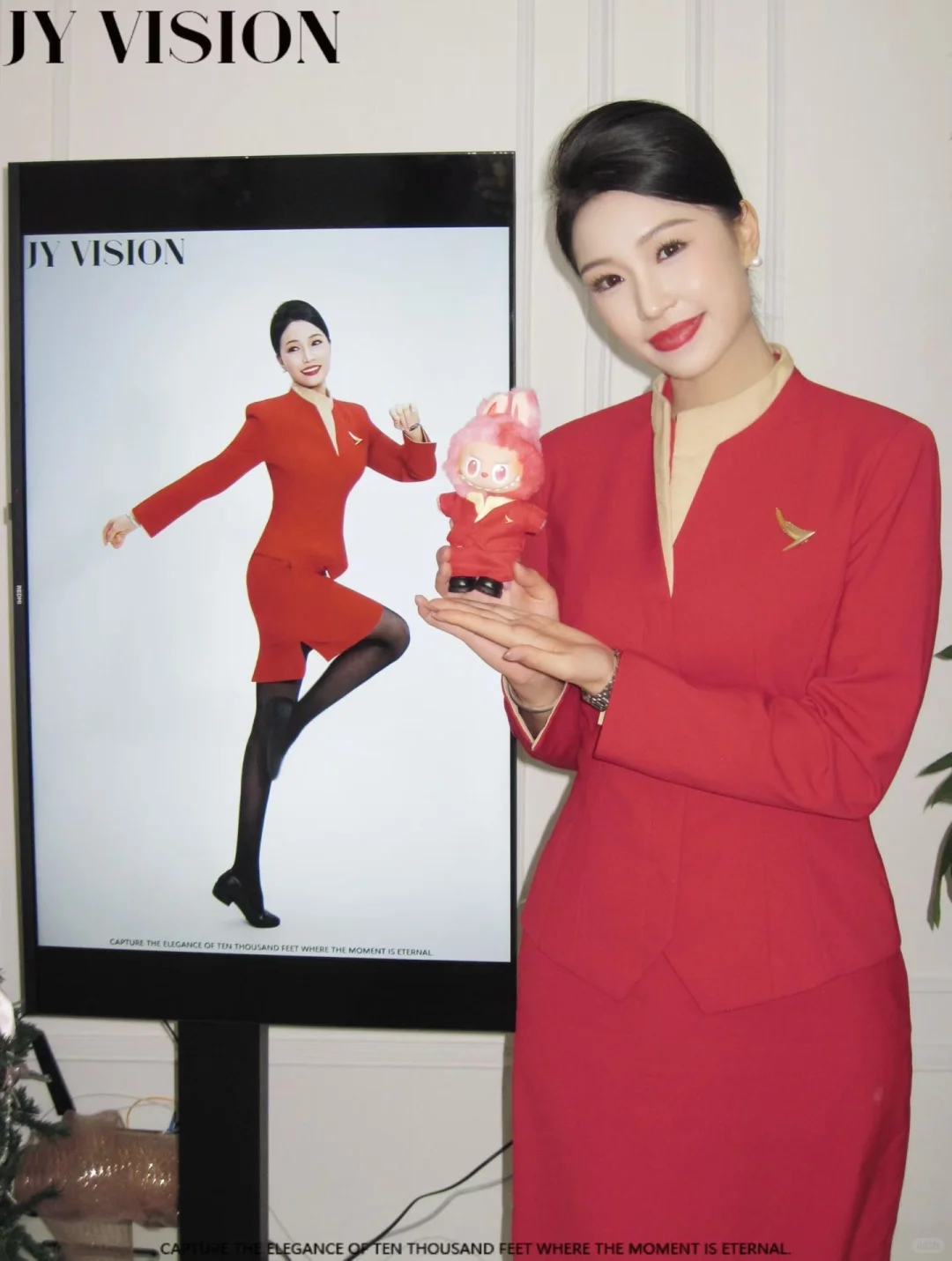 空姐圈炸了！制服写真大屏合影直接封神🤩