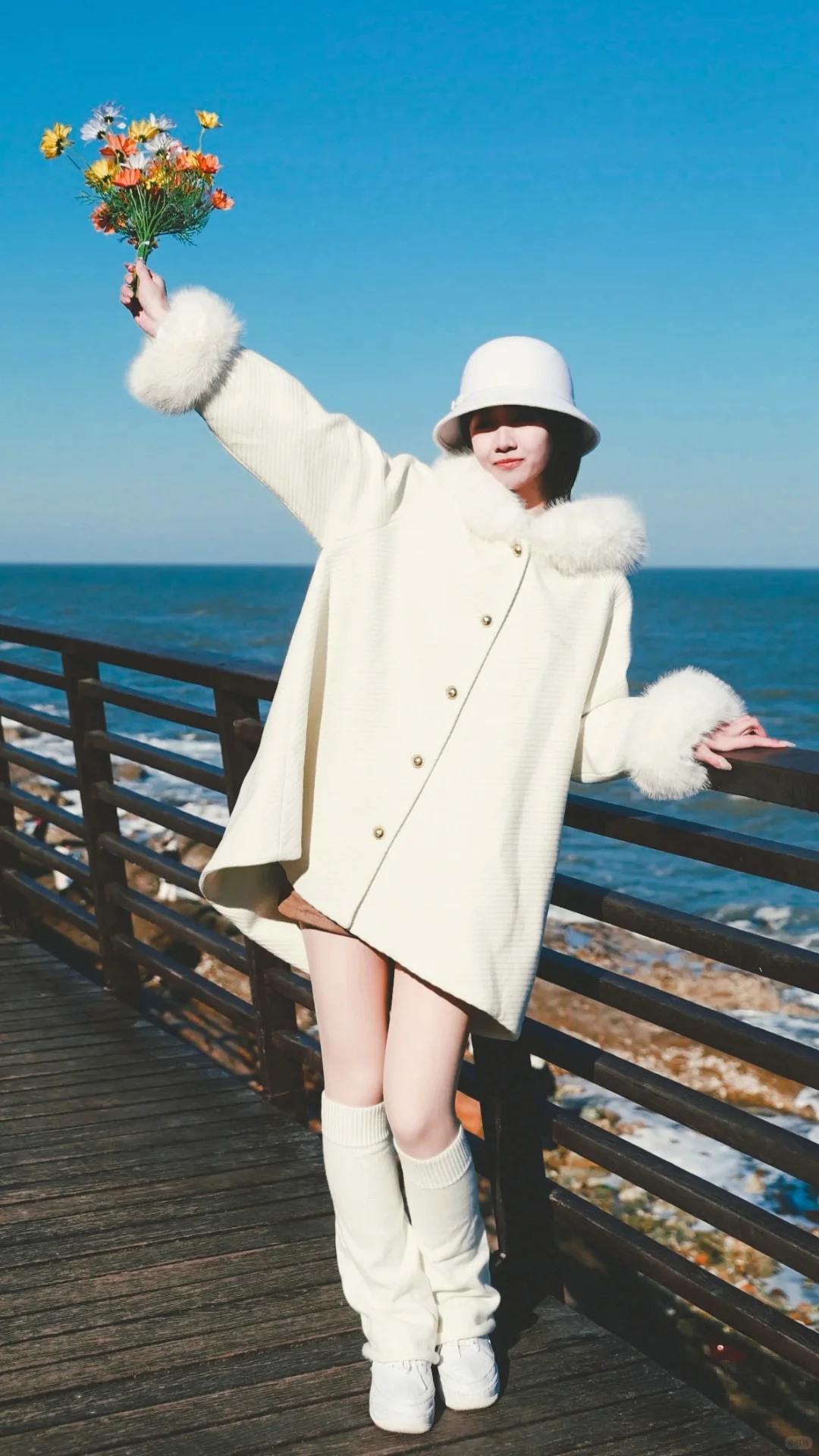 就喜欢穿白色！海边拍的～