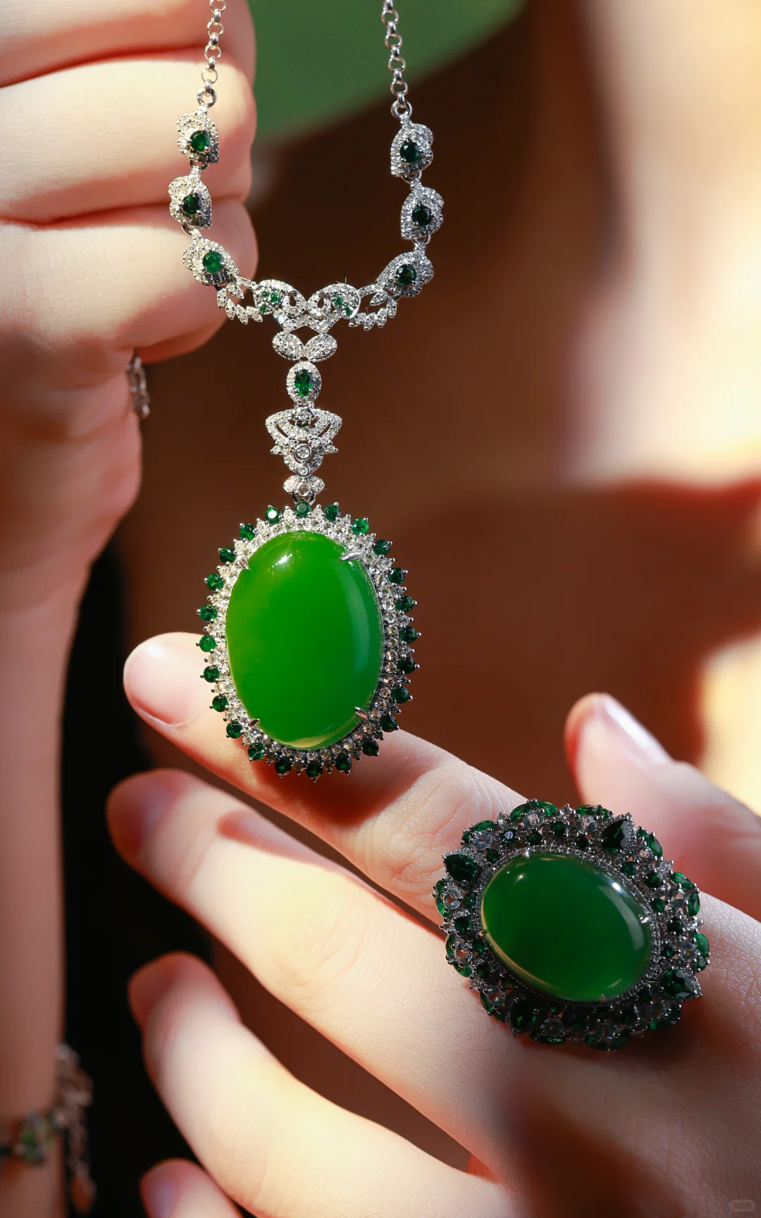 铠甲or软肋？5A高色苹果绿演绎「荆棘森林」