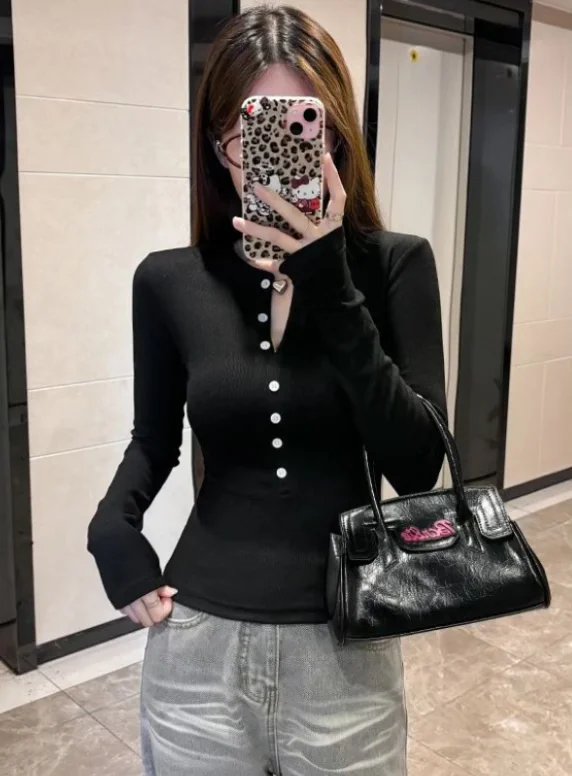 救命🆘！这件半开领T恤也太纯欲了吧💕