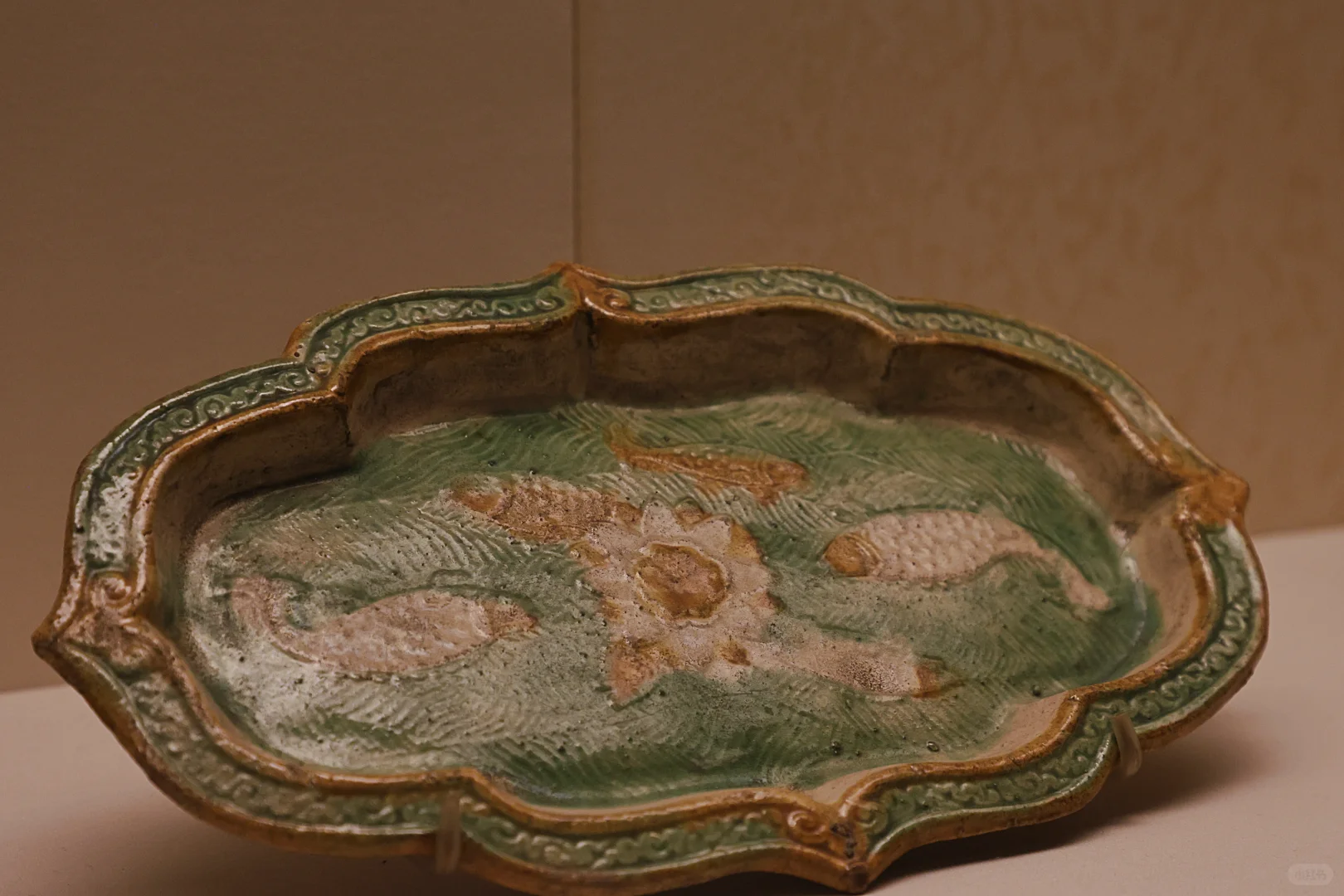 三彩釉印花游鱼海棠式长盘 辽