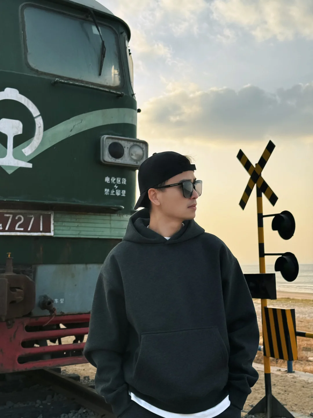 谁说海边穿深色不吸睛？氛围感王者！