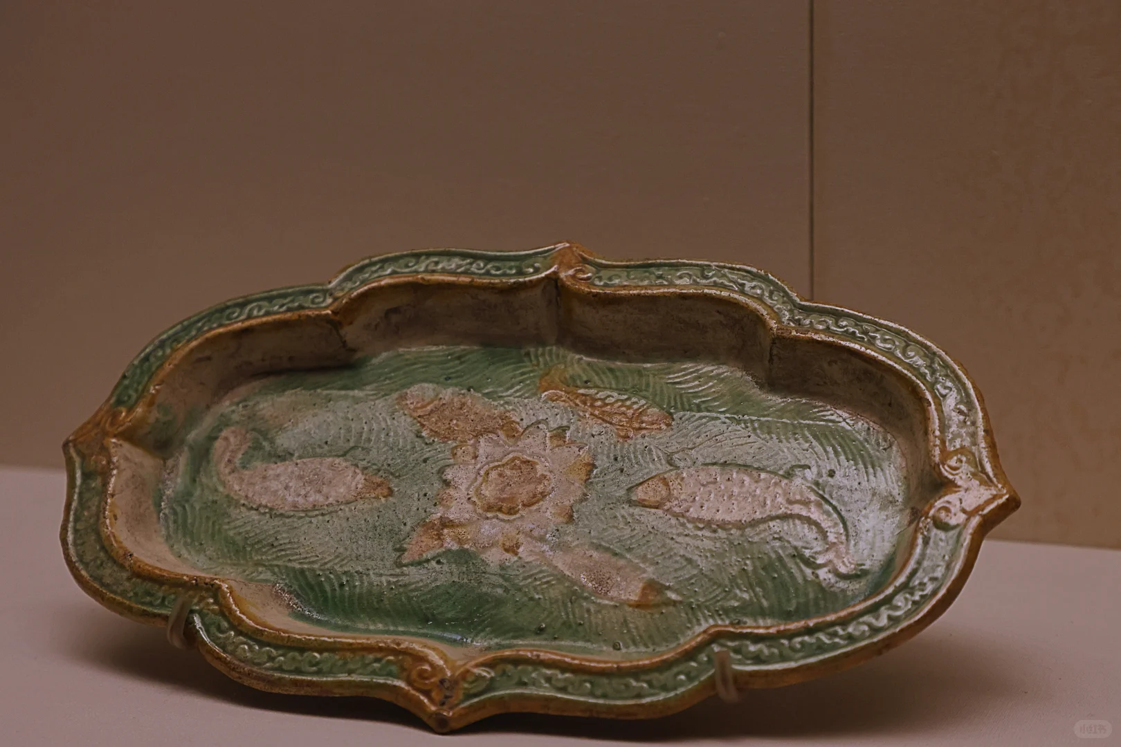 三彩釉印花游鱼海棠式长盘 辽