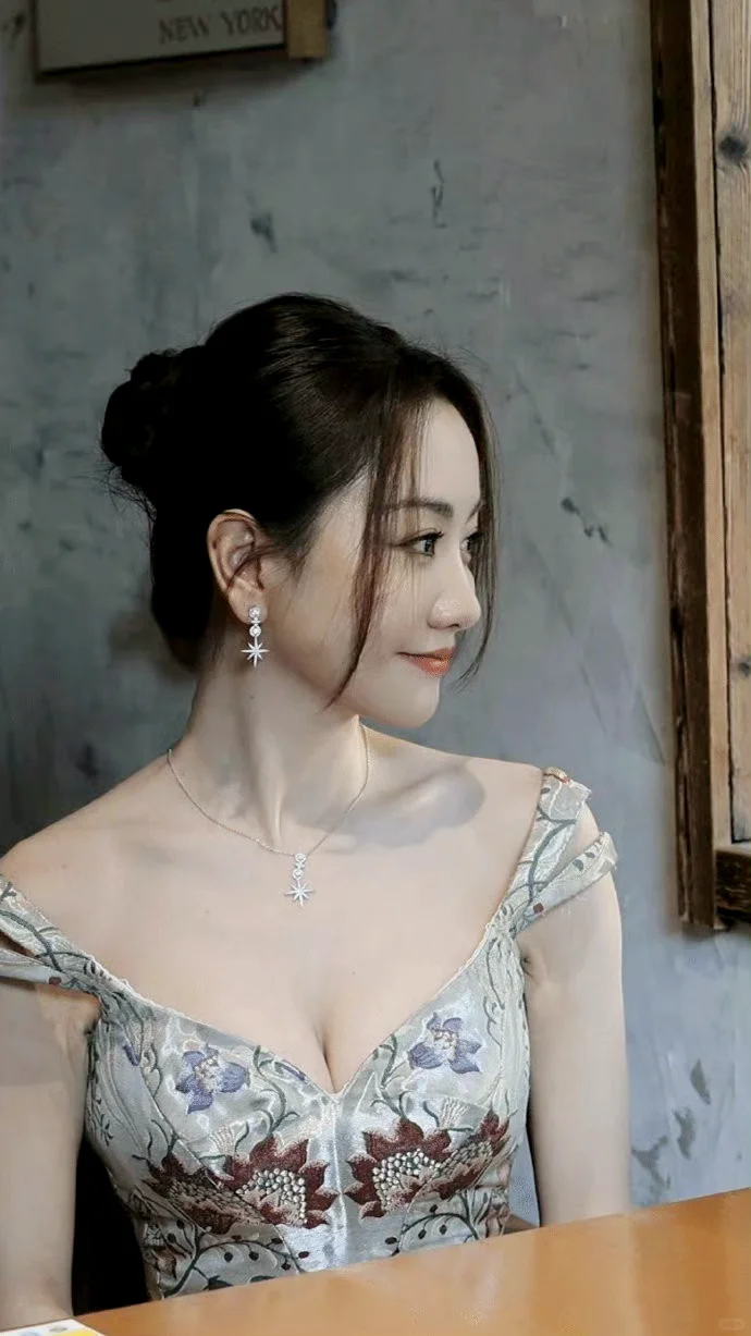 杨蓉：天使面孔➕魔鬼身材😍