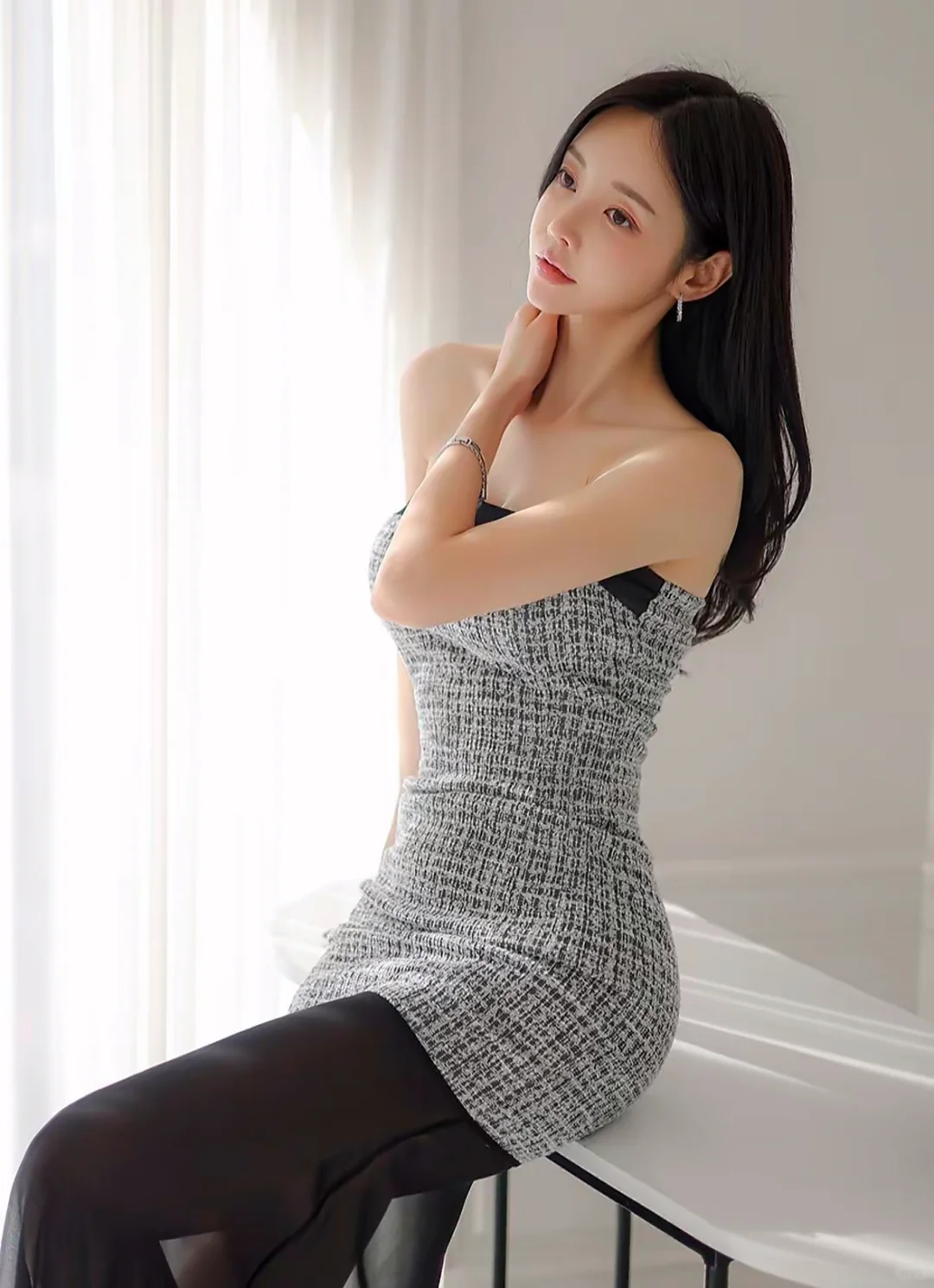 孙允珠 黑色拼接灰色抹胸裙