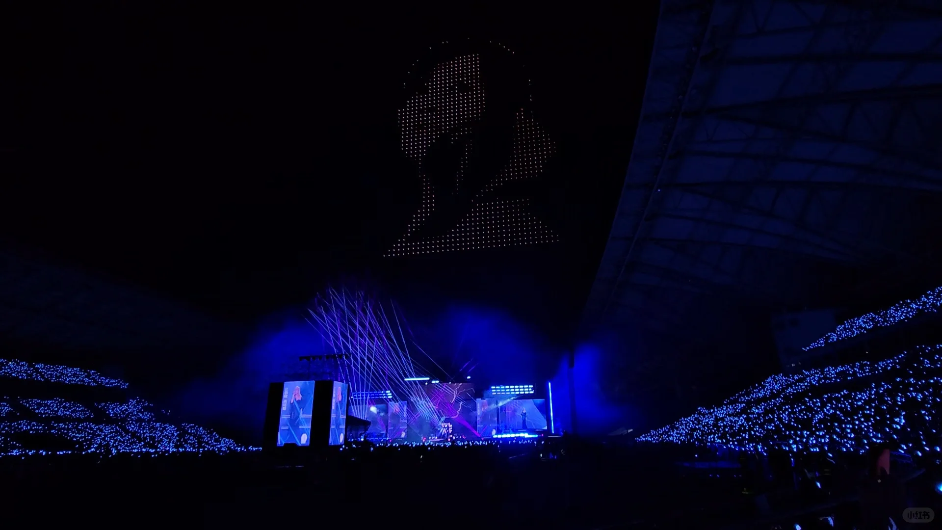 看演唱会有一群人一直在聊天大笑真的巨大声