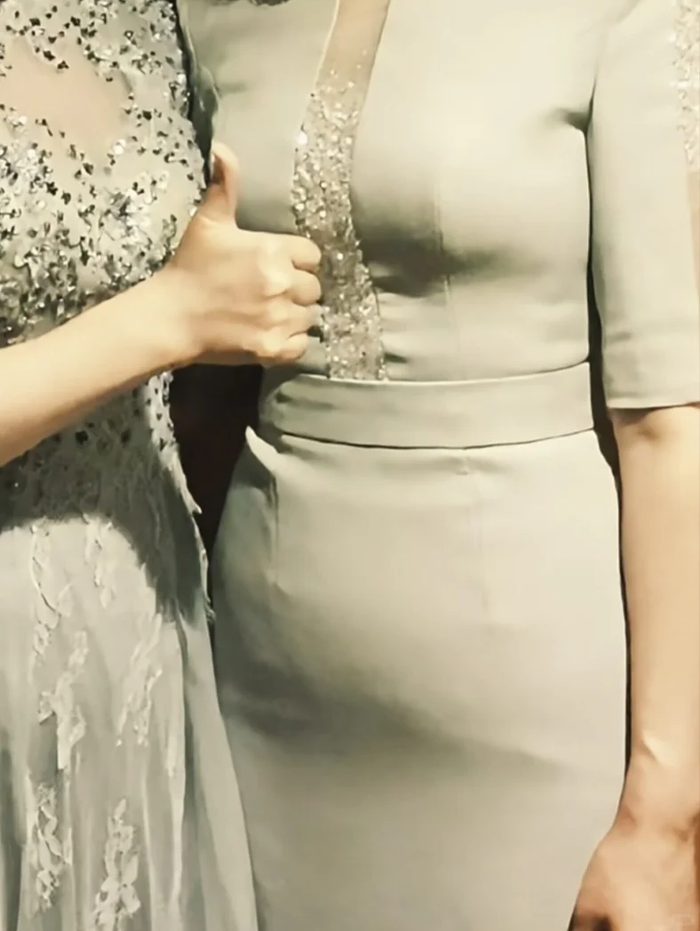 妈咪微微隆起的小腹