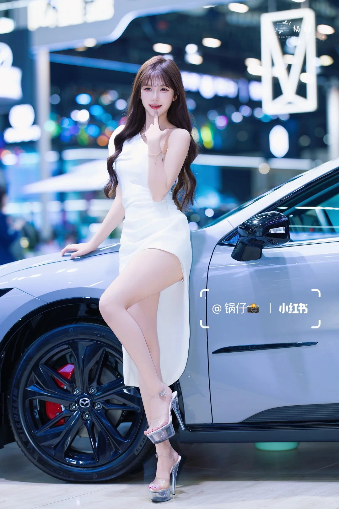 车模克罗拉的甜性感暴击谁顶得住？