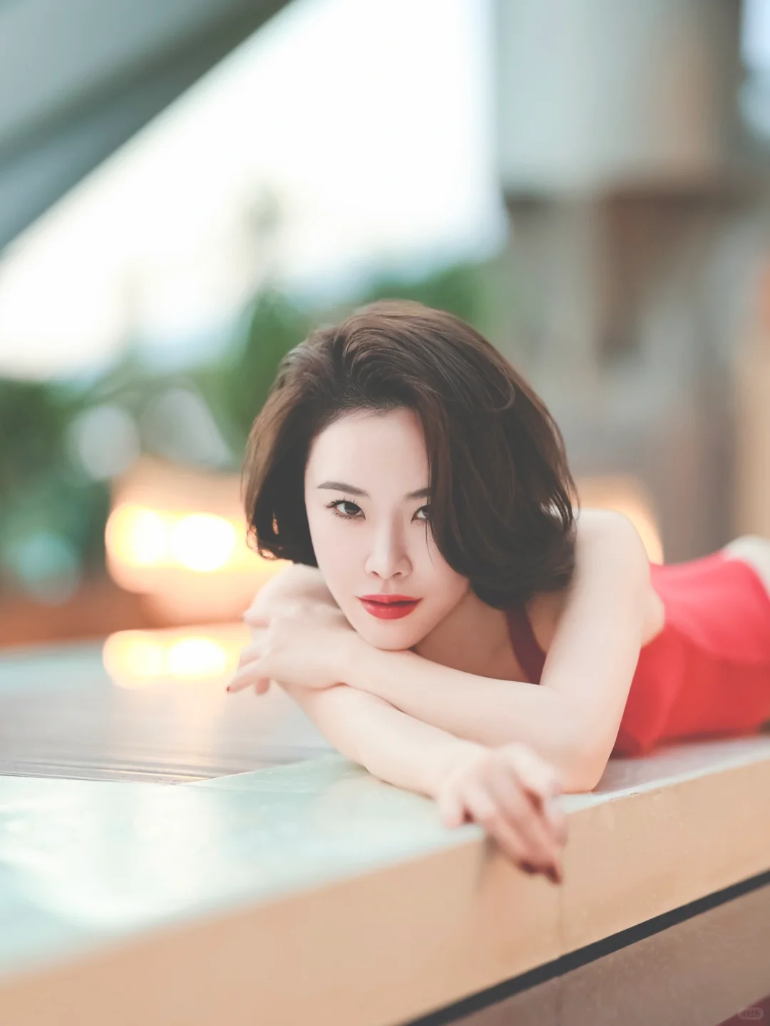 一组港风泳衣写真，红色真的超级出片