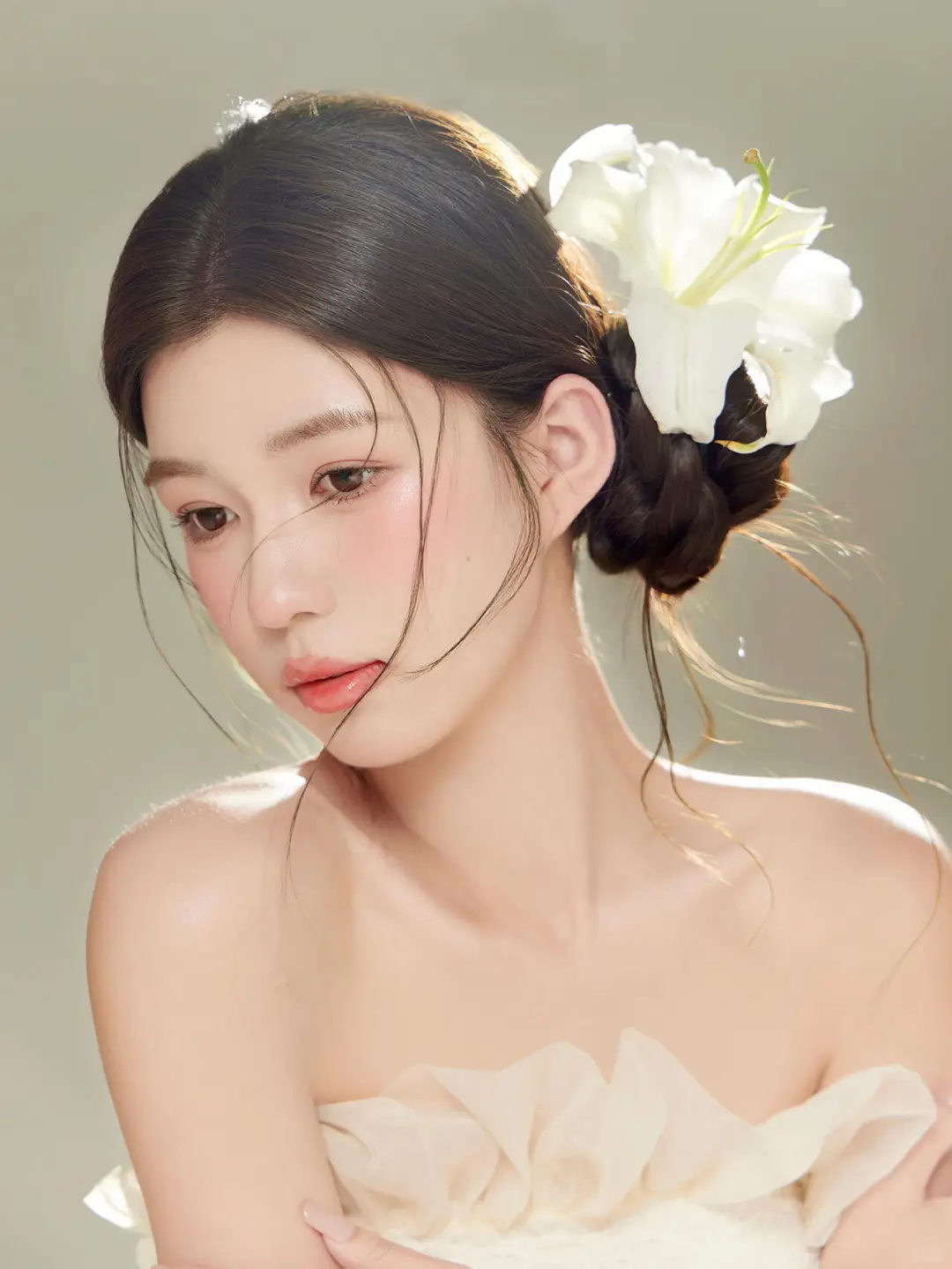 花与少女肖像｜纯欲感藏在眉眼间