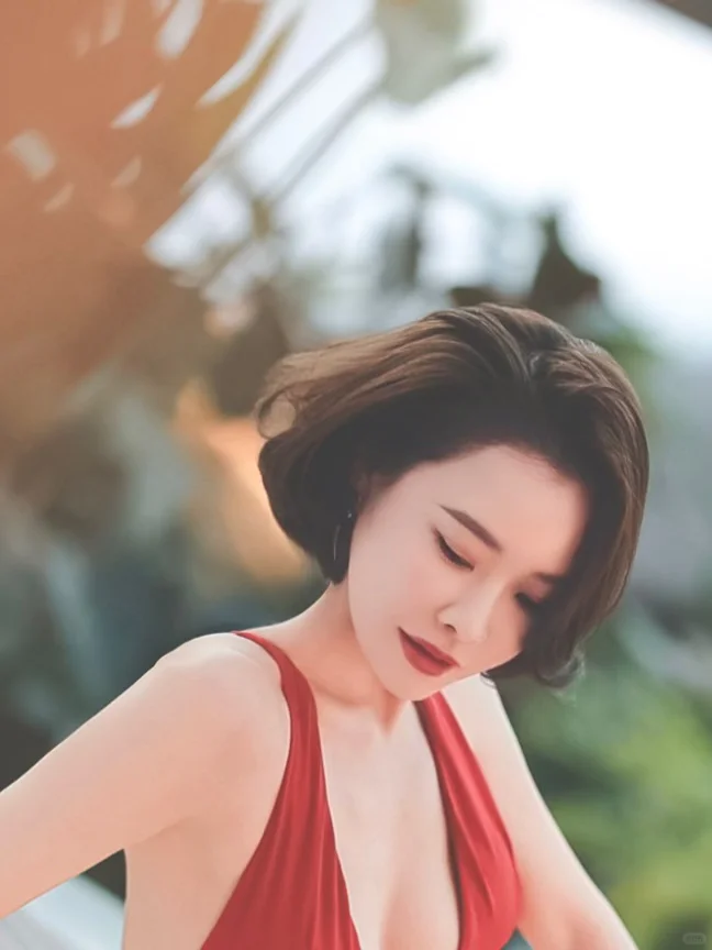 一组港风泳衣写真，红色真的超级出片