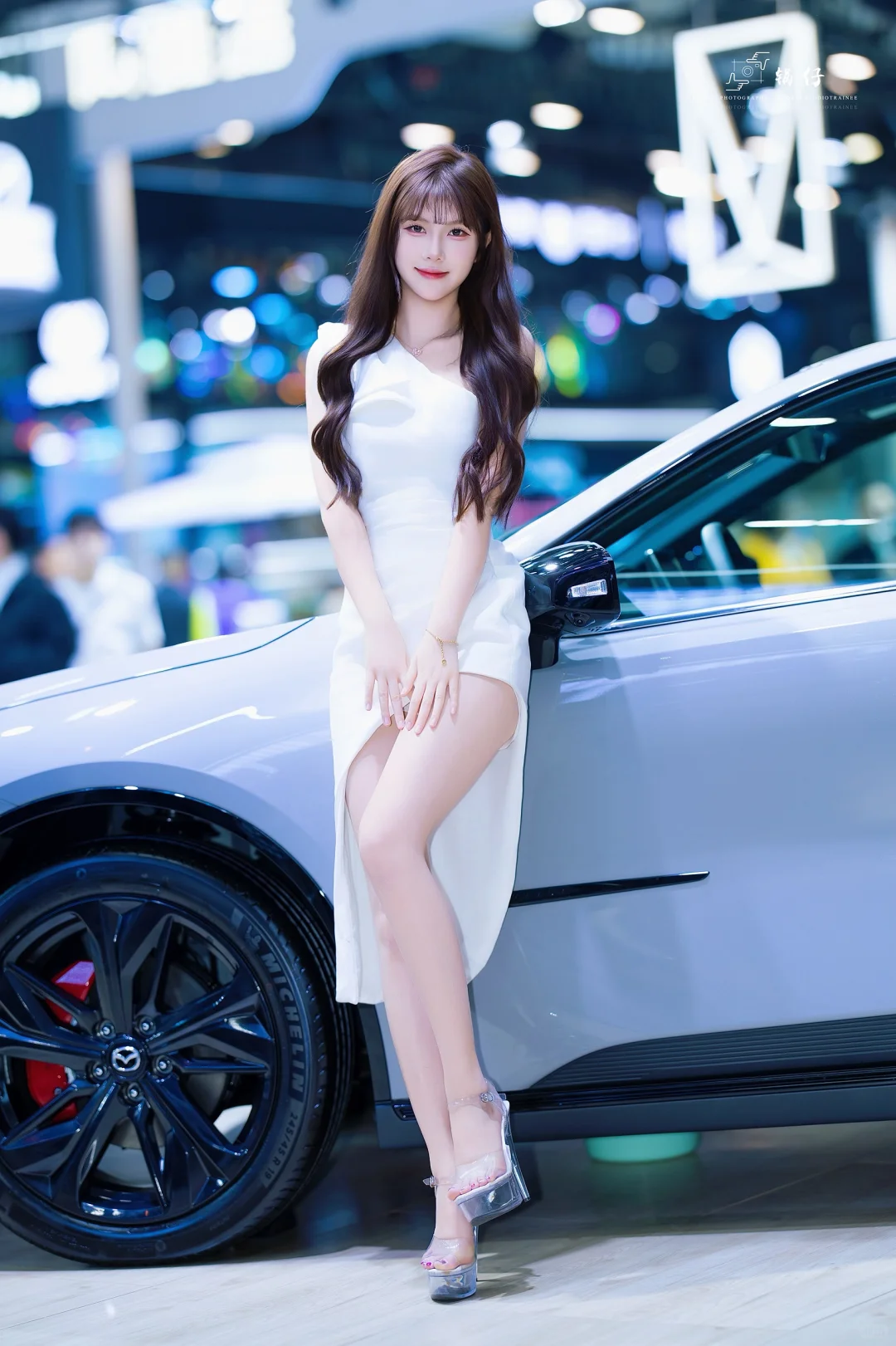 车模克罗拉的甜性感暴击谁顶得住？