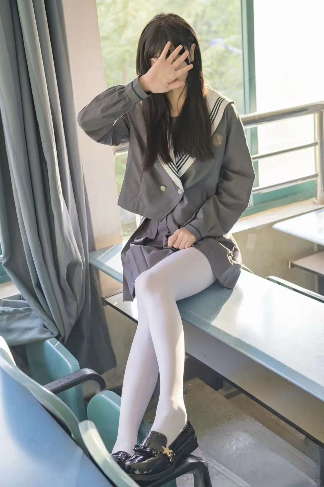 课间阳光与制服的温柔邂逅