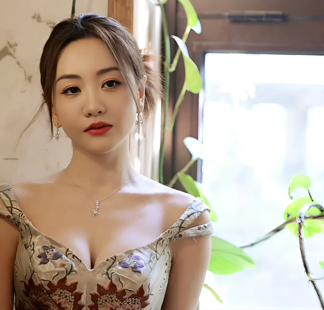 杨蓉：天使面孔➕魔鬼身材😍