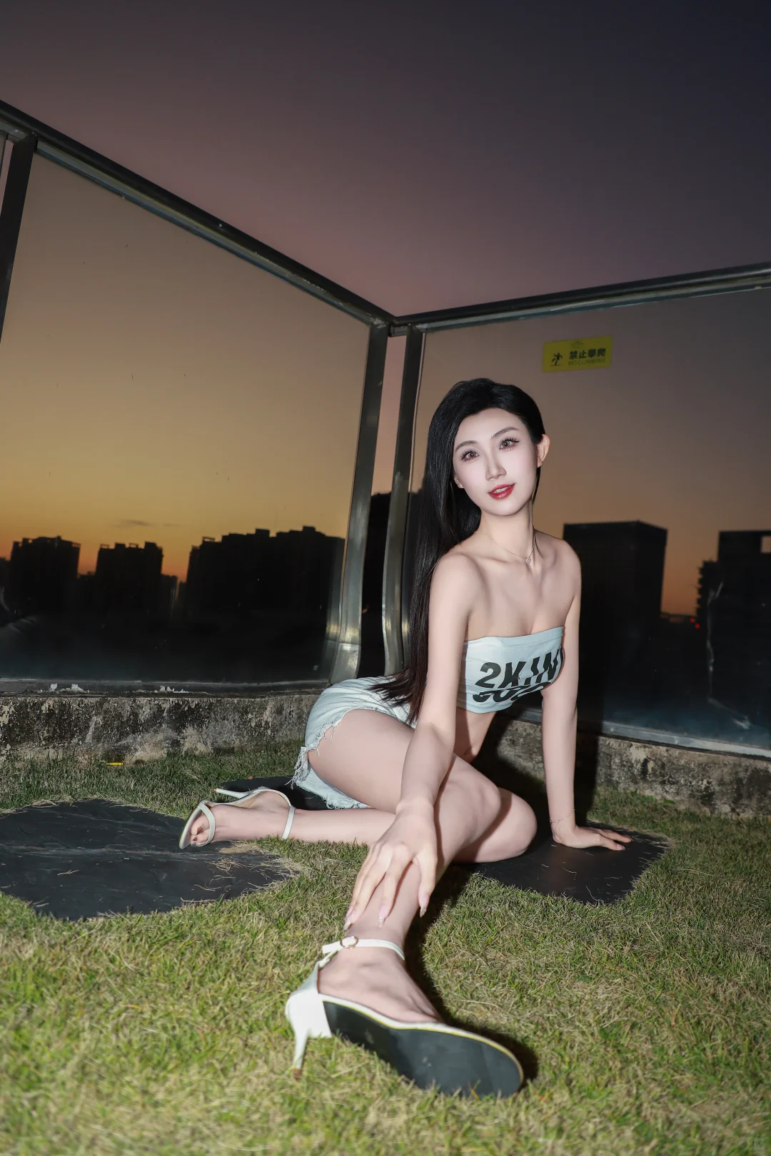 辣妹都给我去学这个姿势！📷