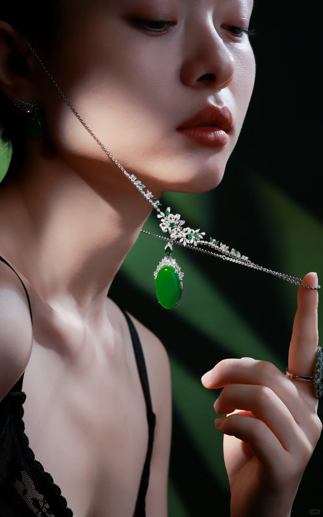 铠甲or软肋？5A高色苹果绿演绎「荆棘森林」